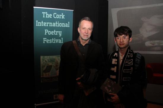 方商羊（右）和波兰诗人在“2019年科克国际诗歌节”活动上合影